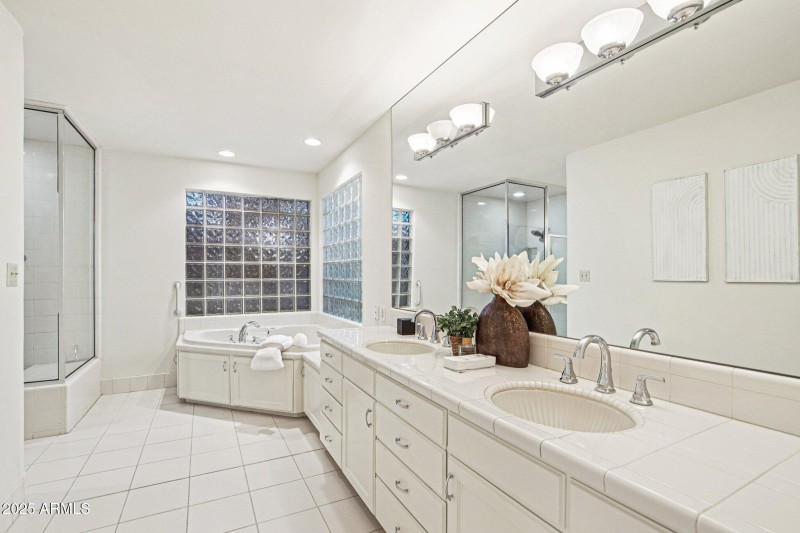 37-web-or-mls-E Glenrosa Ave-S1411-037r