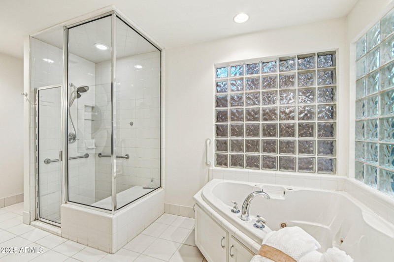 38-web-or-mls-E Glenrosa Ave-S1411-038r