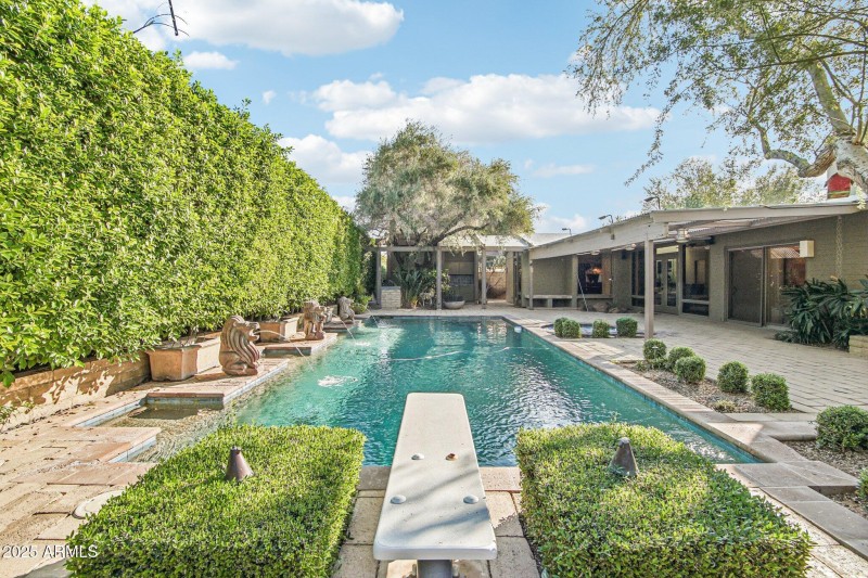 43-web-or-mls-E Glenrosa Ave-S1411-043r