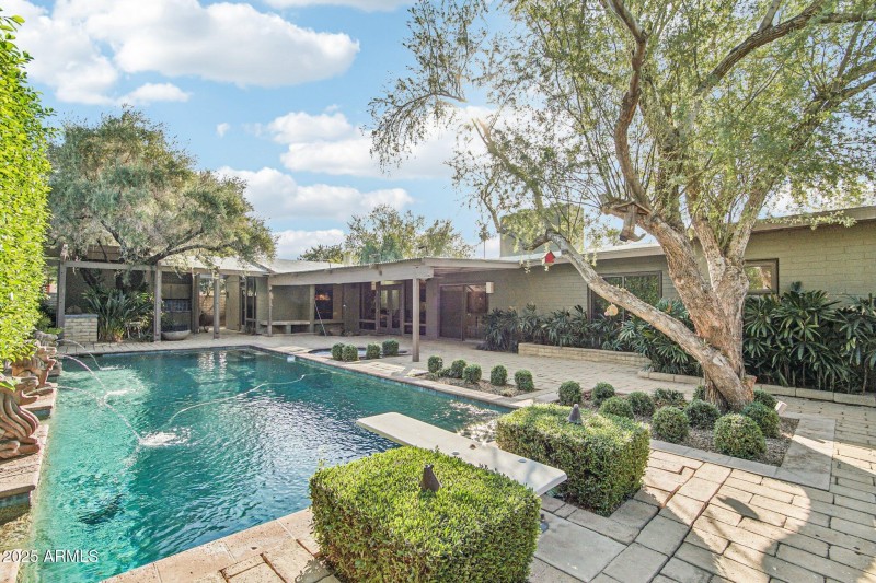 45-web-or-mls-E Glenrosa Ave-S1411-045r