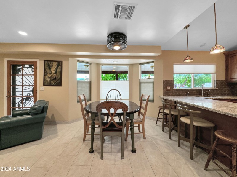 Dining Room & breakfast bar