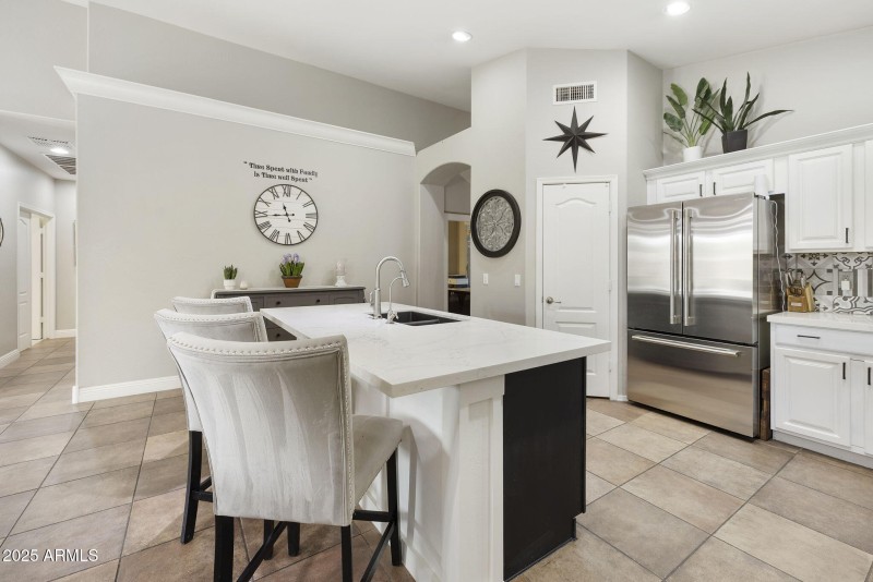 Island with knee room!