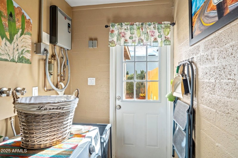 TANKLESS HOT WATER HEATER