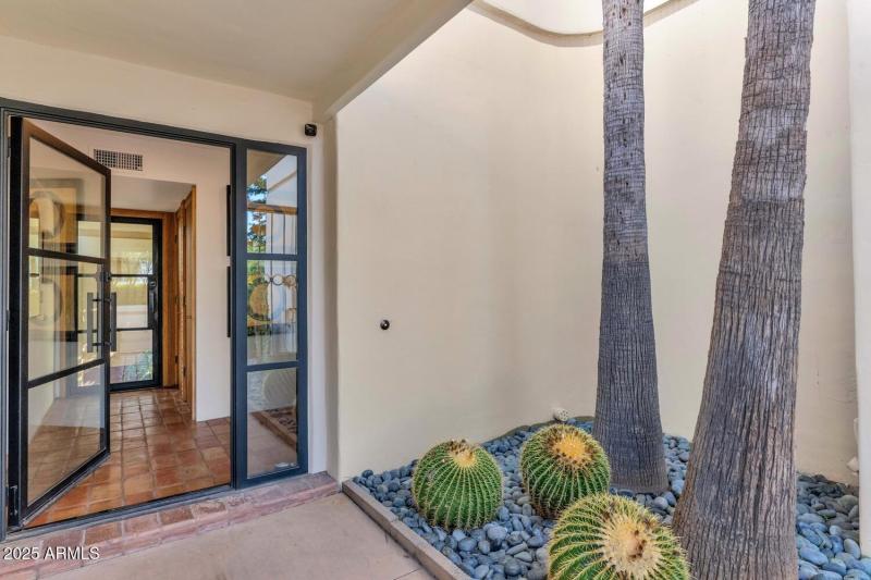 9447 E Calle De Valle Dr-large-008-036-9