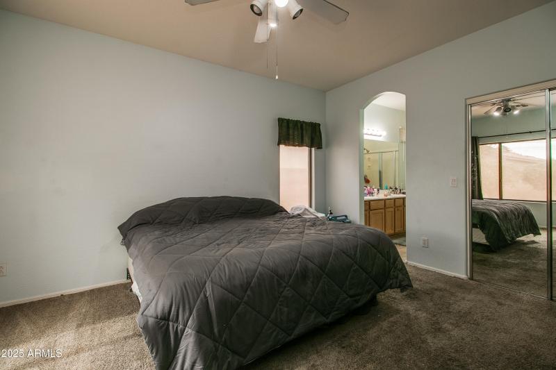 Large master bedroom w/walk-in closet