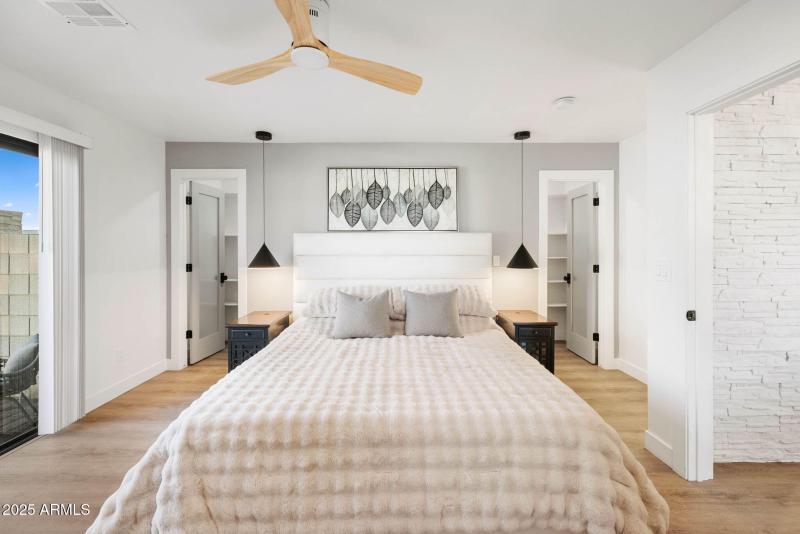 20-Primary Bedroom (2)