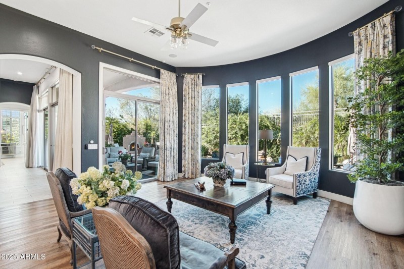 Curved Windows & Natural Light