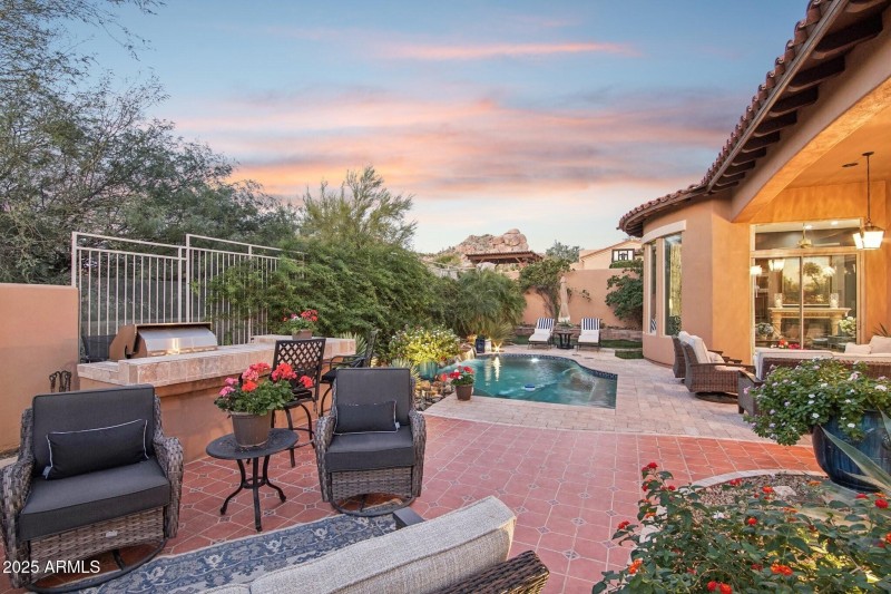 Built In BBQ & Outdoor Kitchen