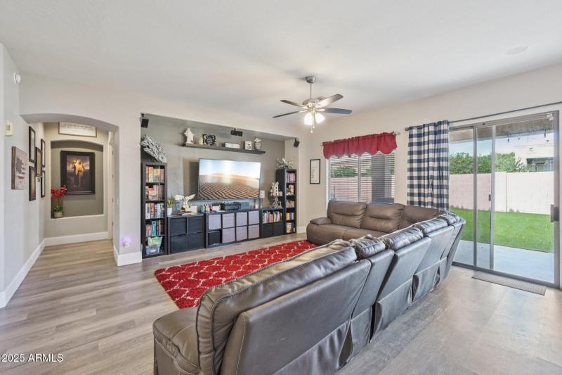 7-web-or-mls-E Decatur St-S1611-007