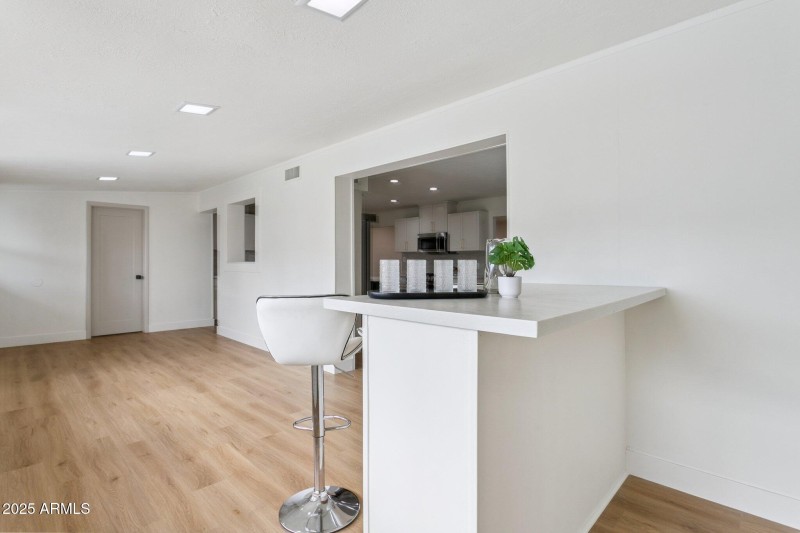 9-web-or-mls-7827-e-moreland-st