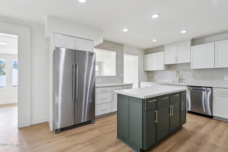 15-web-or-mls-7827-e-moreland-st