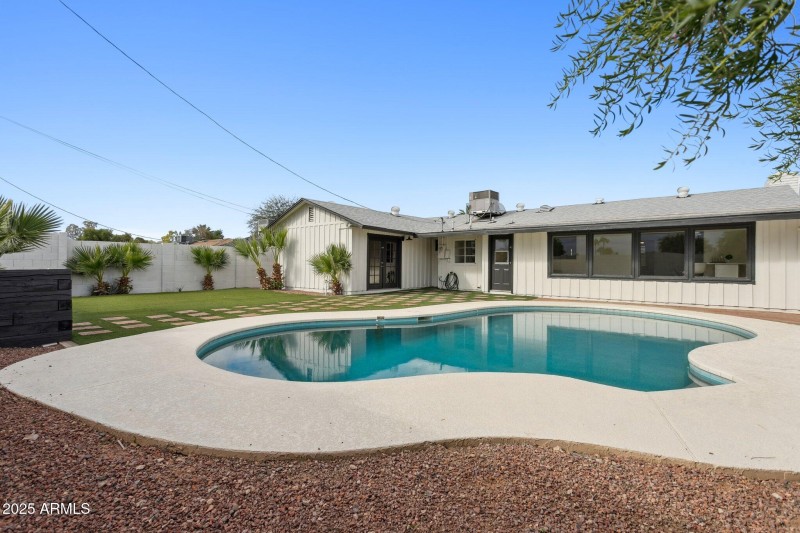 36-web-or-mls-7827-e-moreland-st