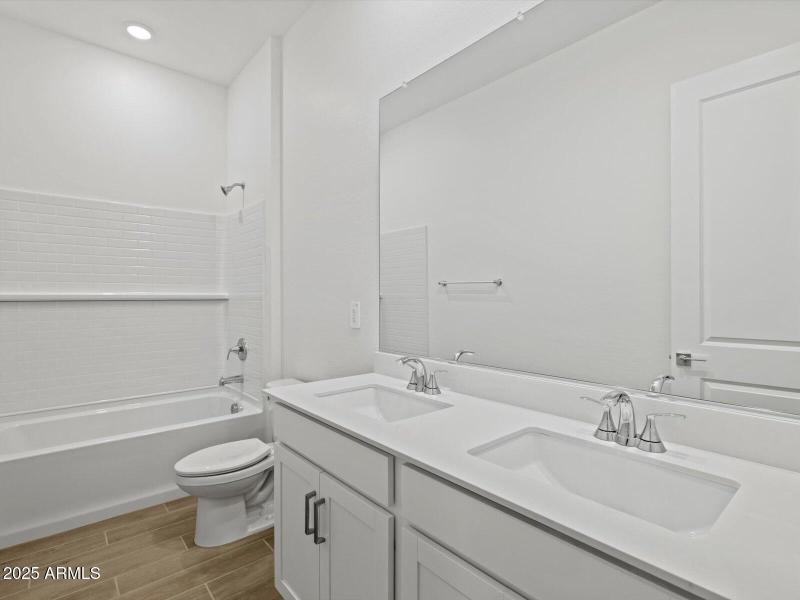 Bath 2 Double Sinks!