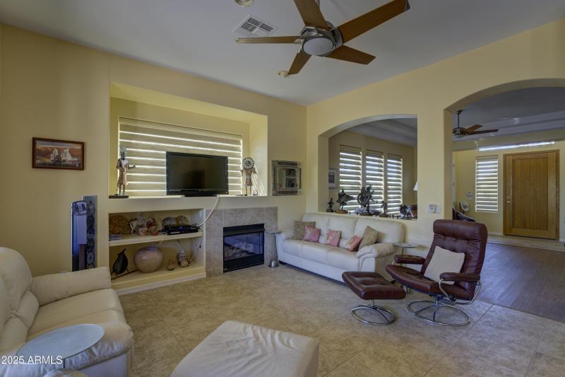 Family room w/gas fireplace