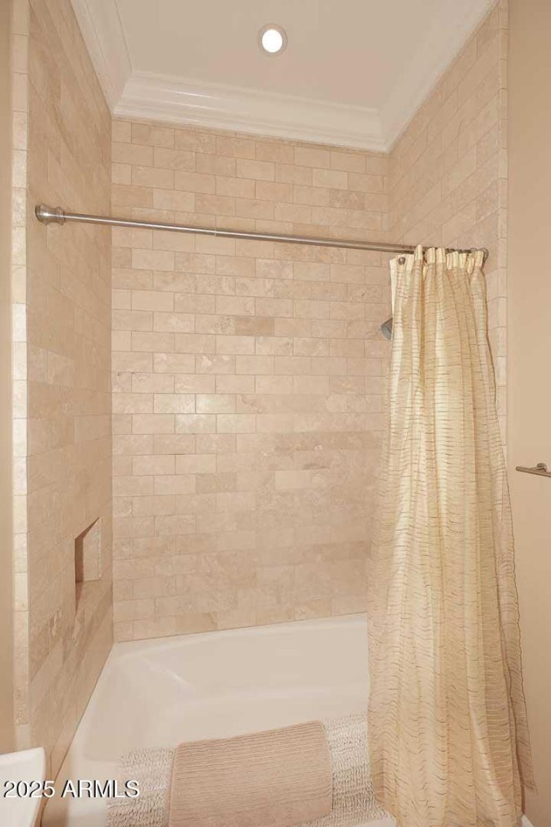 4th Bedroom-Ensuite Tub