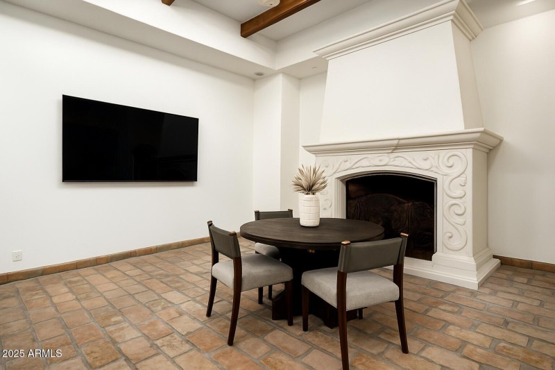 Eat in Kitchen w/fireplace