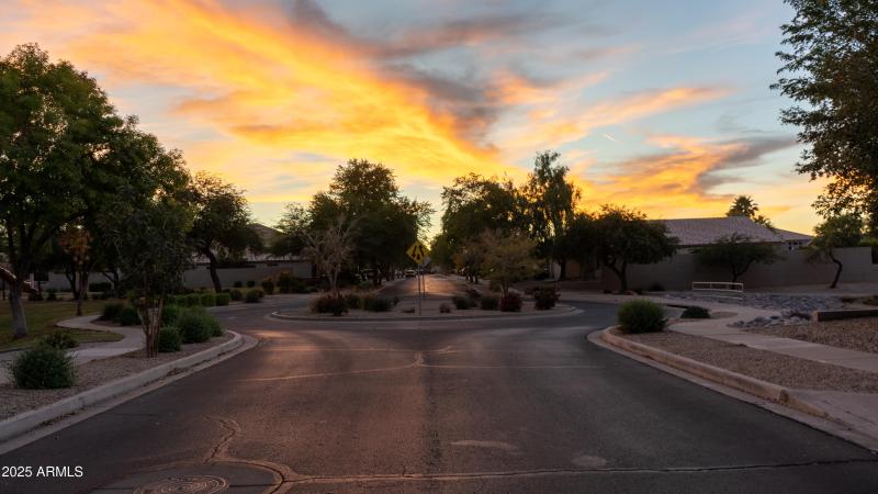 1821 E Beautiful Ln-09