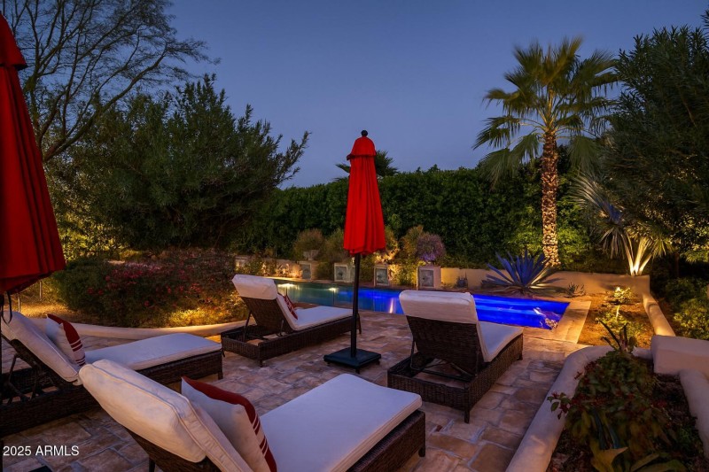 Comfy Poolside Lounging!