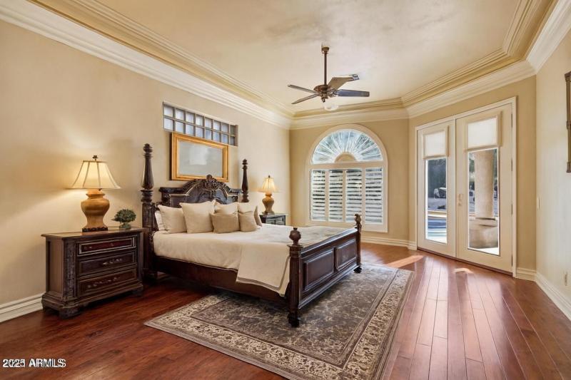 A master bedroom wit