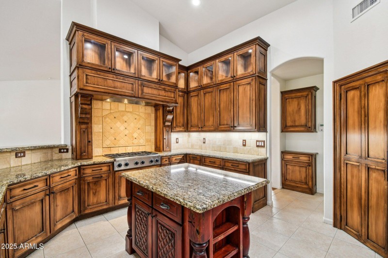 18-web-or-mls-E Jordan Ln-S2011-018