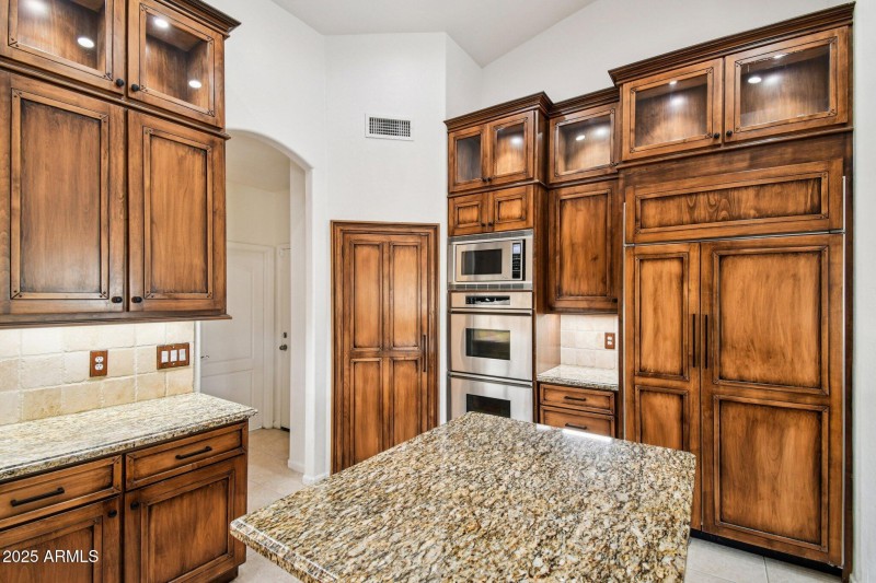 20-web-or-mls-E Jordan Ln-S2011-020