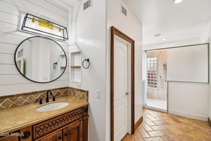 30-web-or-mls-E Jordan Ln-S2011-030