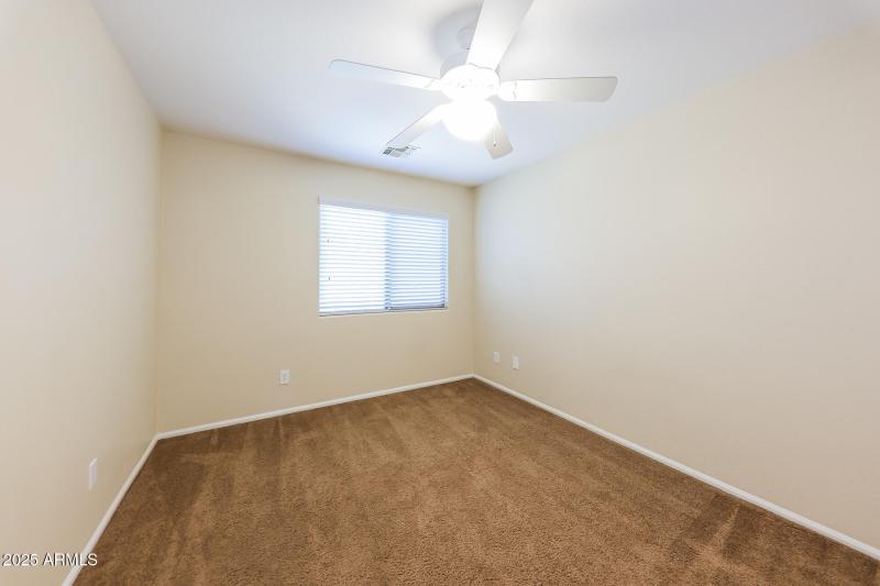 016-photo-bedroom-14923579