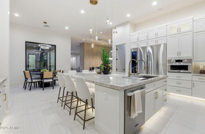 Kitchen/Breakfast Table