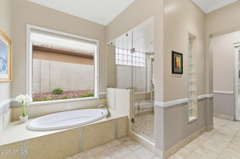 Dual Entrance to Primary Shower