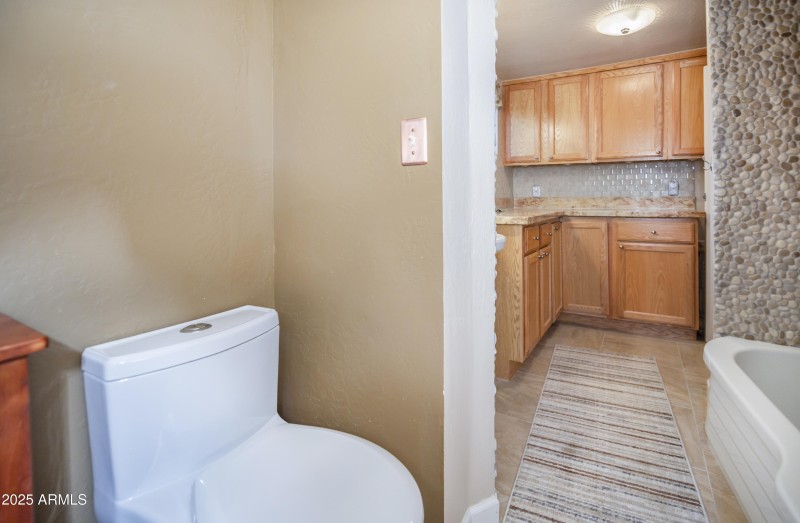 05 Downstairs Bath e