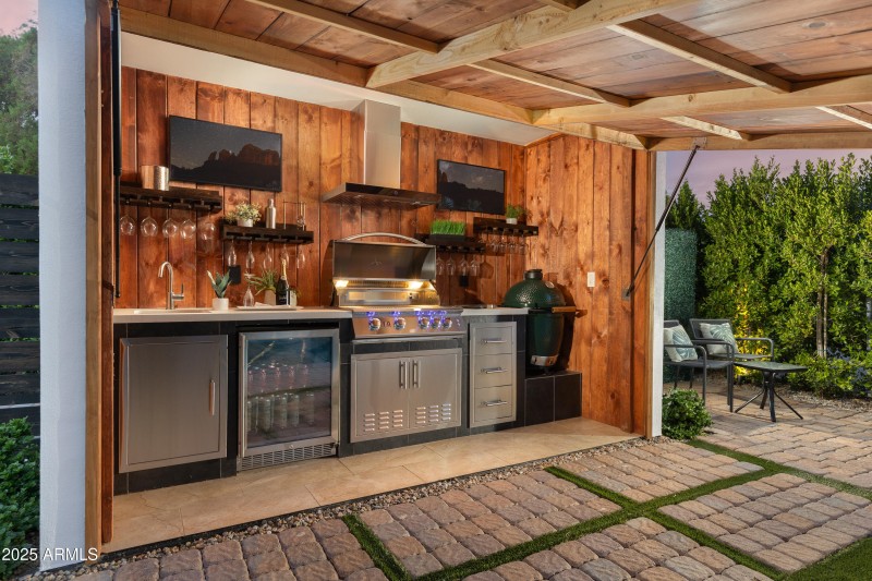 OUTDOOR KITCHEN
