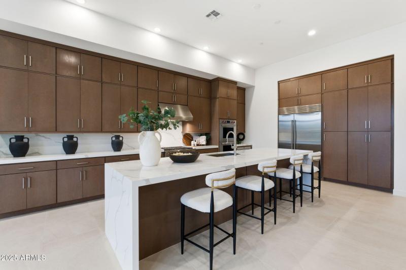 Kitchen W Expansive Island