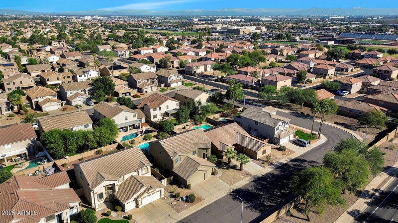 482 W Aloe Pl-large-004-002-482 W Aloe-1