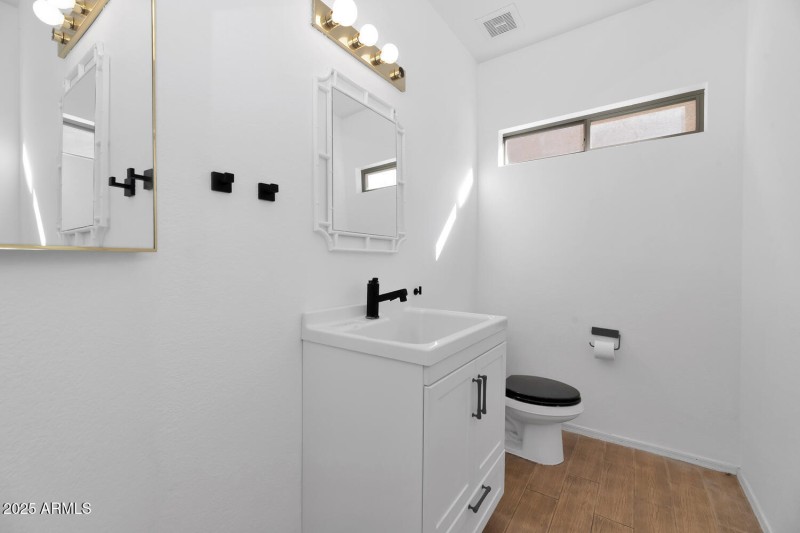 482 W Aloe Pl-large-031-034-482 W Aloe-1