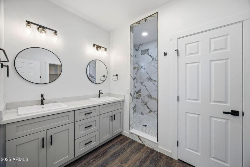 Dual sinks in primary bath