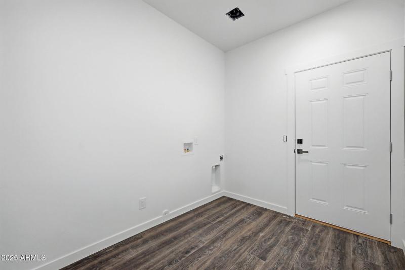 Large laundry room w/ storage