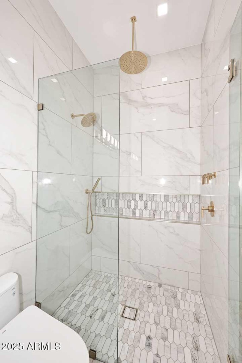 5th Bedroom-Ensuite Shower