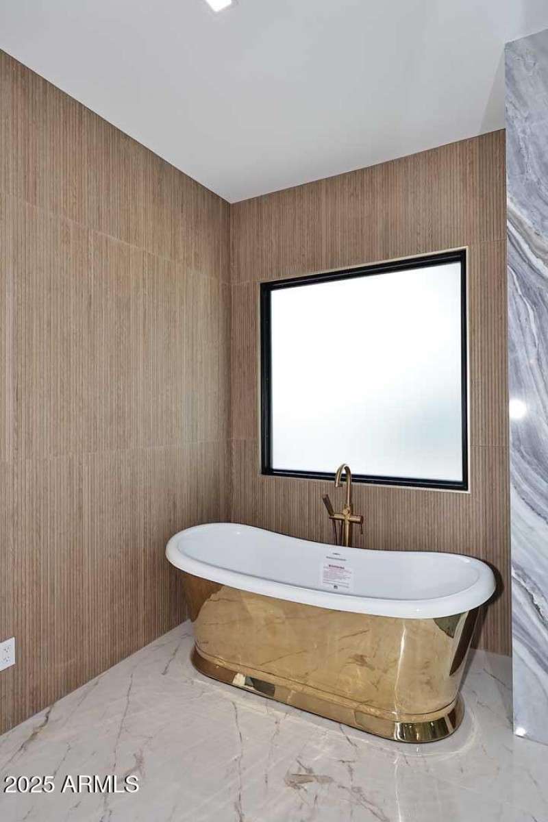 Primary Bath-Slipper Tub