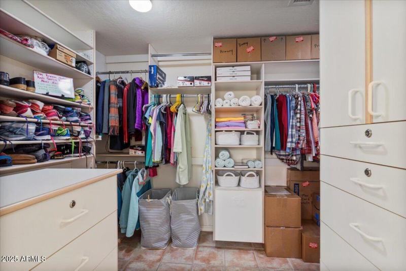 Master Bedroom Walk-in Closet1