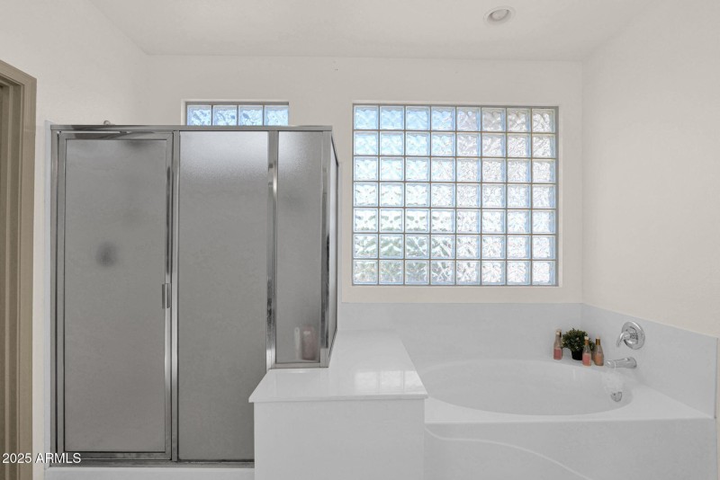718 120th - 16Primary Tub Shower