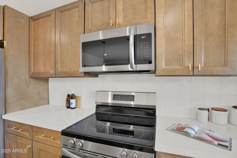 11-web-or-mls-2137 E Cornell Dr -19