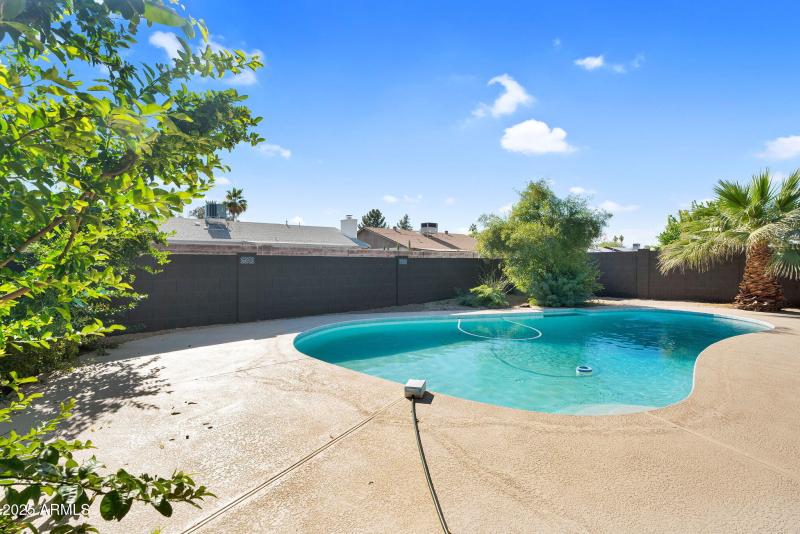 41-web-or-mls-2137 E Cornell Dr -42