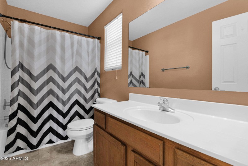 Upstairs full guest bathroom