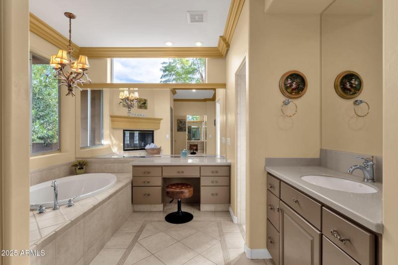 026_Vanity Table And Soaking Tub