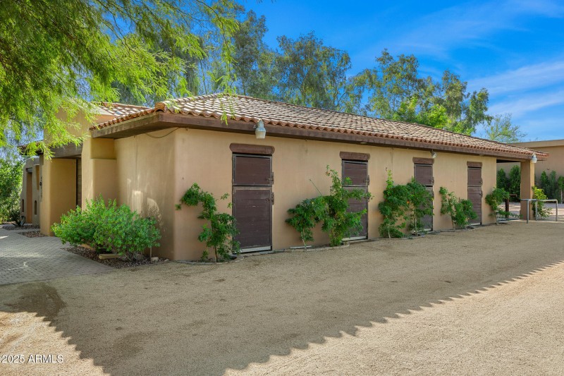 41horse stables and casita
