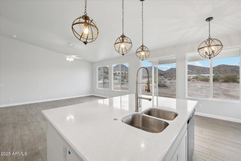 1,658 Kitchen 6 - 192