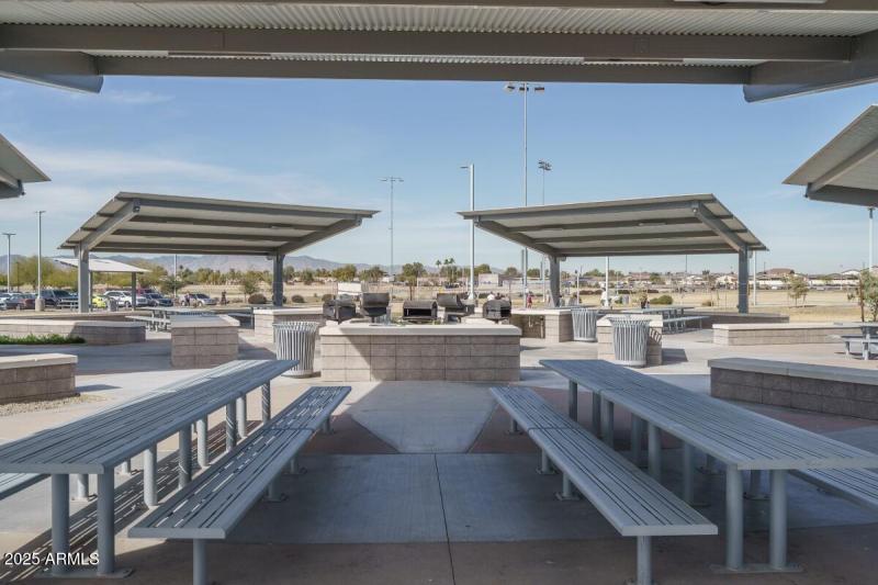 goodyear-recreation-campus-picnic-tables