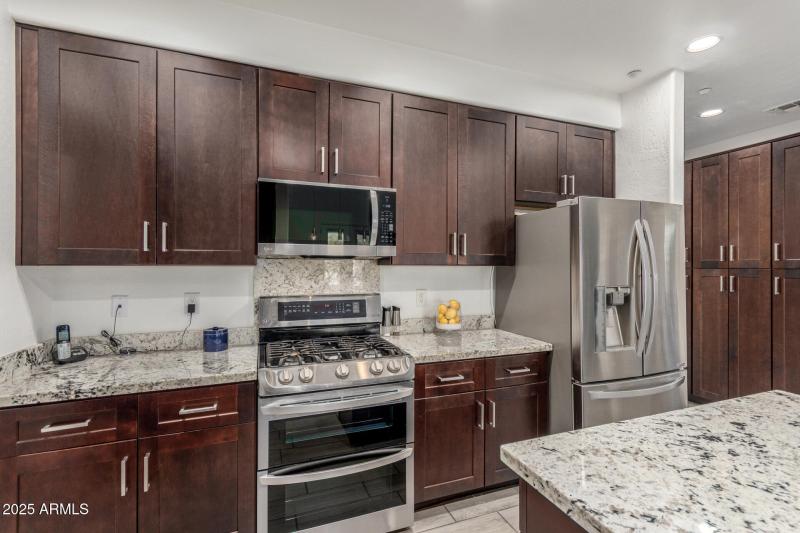 128th - Modern Kitchen with Gas Stove an