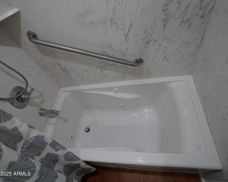 Guest Bathroom_Jacuzzi_resize