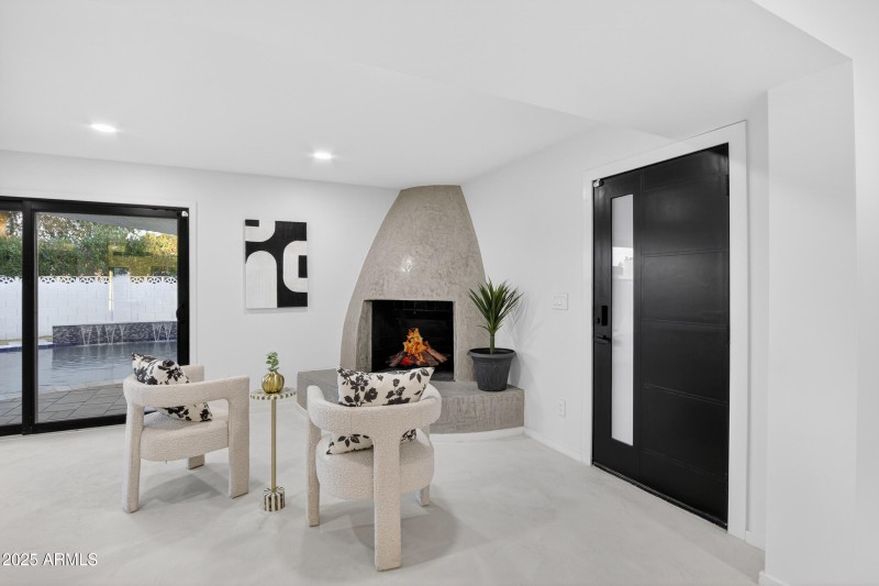 SEPERATE ENTRANCE TO PACK PATIO